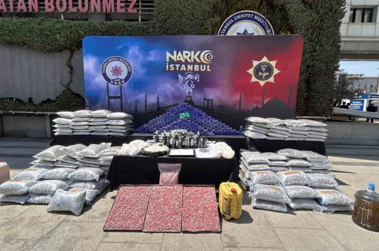 İstanbul’da son iki haftada 80 torbacı yakalandı, ele geçirilen 1 ton uyuşturucu emniyette sergilendi 