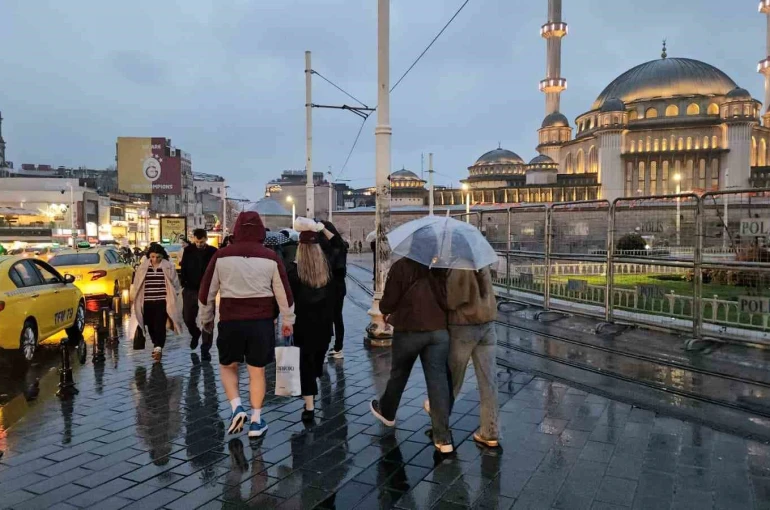 İstanbul’da uyarıların ardından sağanak yağış başladı 