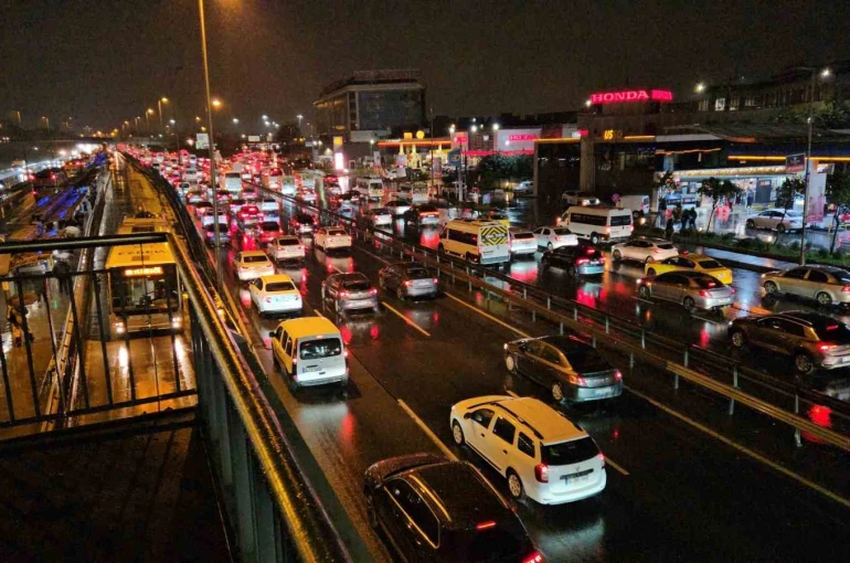 İstanbul’da yağışın da etkisiyle trafik durma noktasına geldi 