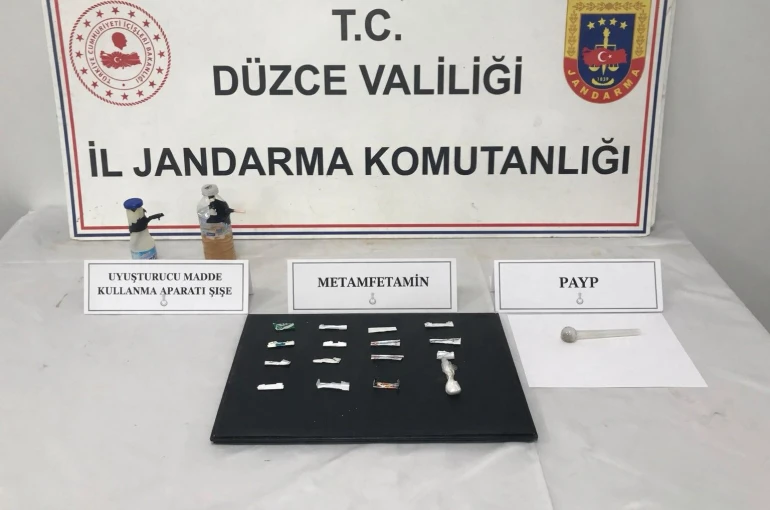 İstanbul’dan aldığı uyuşturucu maddeleri Düzce’de satacağı öğrenilen şahıs yakalandı 