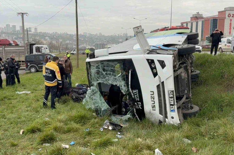 İstanbul’dan yarışmadan dönen öğrencileri taşıyan midibüs şarampole devrildi: 9’u öğrenci 15 yaralı