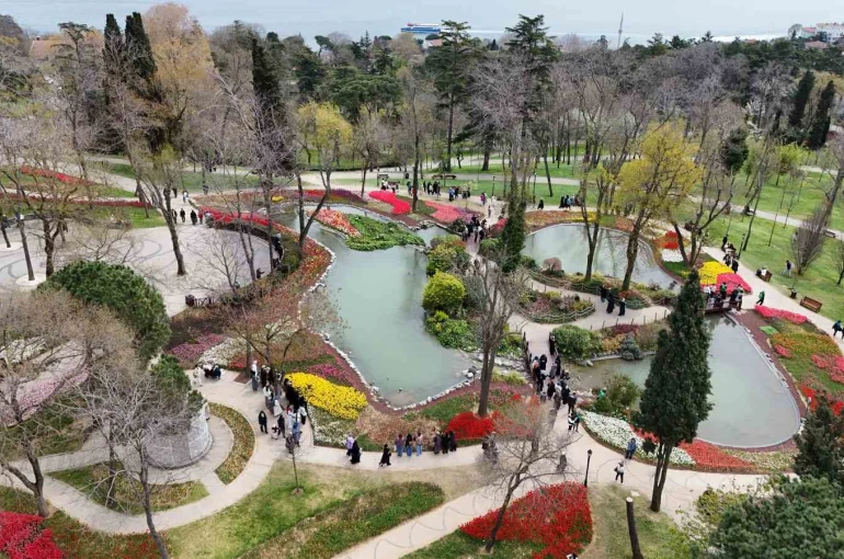 İstanbul’un simgesi laleler şehri yeniden renklendirdi 