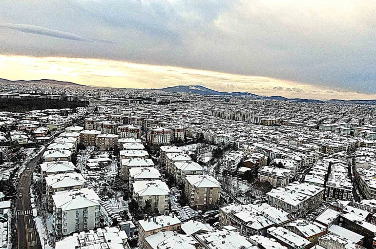 İstanbul’un yüksek kesimleri beyaza büründü 