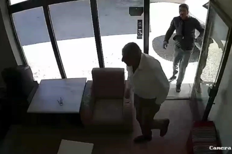 İsteği reddedilince dükkan basan saldırgan komşularının boğazına bıçak dayayıp aracına hasar verdi 