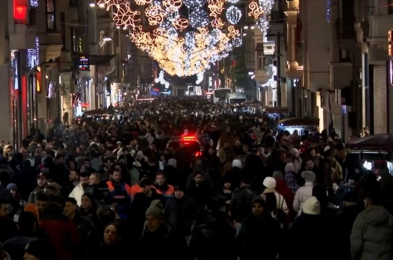 İstiklal Caddesi’ndeki yoğunluk havadan görüntülendi 