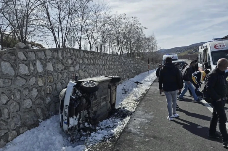 İstinat duvarına çarpan otomobil devrildi: 5 yaralı 
