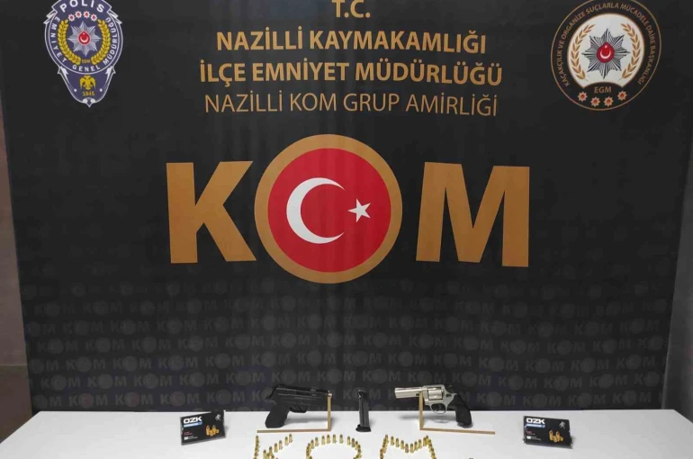 İşyerinde ruhsatsız silahlarla yakalandı 