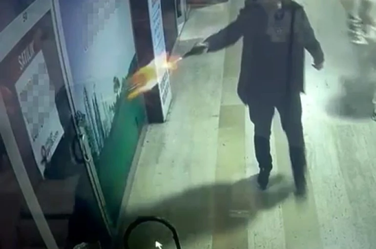 İşyerini mermi yağmuruna tuttu, elini kolunu sallayarak uzaklaştı: O anlar kamerada 
