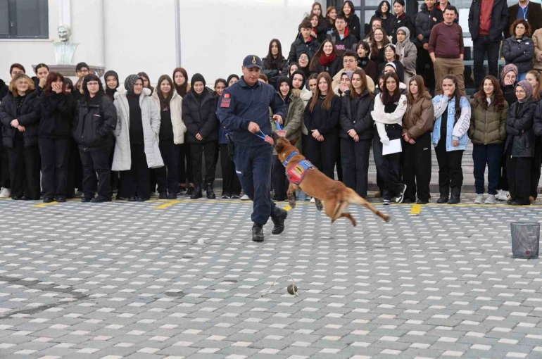 İtaat köpeği Nefes’ten öğrencilere nefes kesen gösteri 