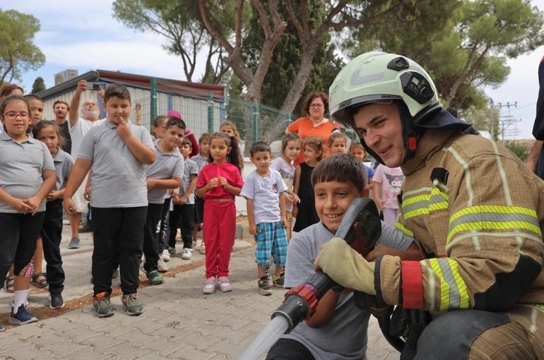 İtfaiye araç ve ekipmanları öğrencilere tanıtıldı 