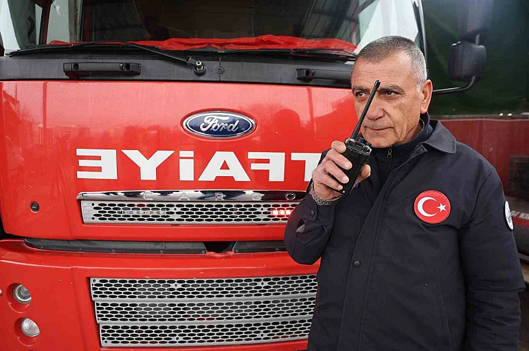 İtfaiye çavuşu 32 yılın ardından son telsiz anonsunu yaparak emekli oldu 