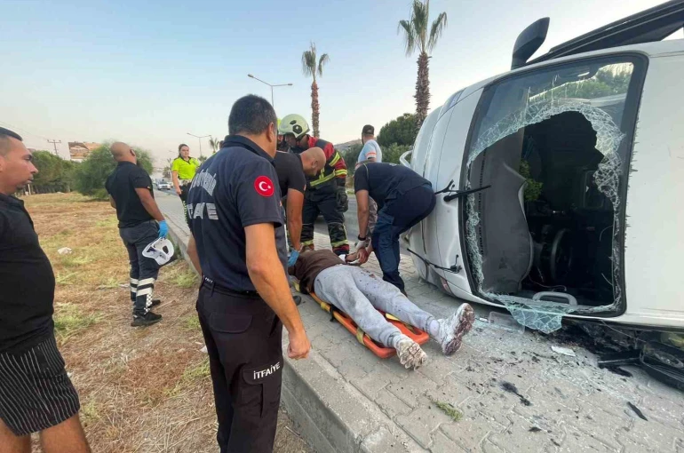 İtfaiye ekipleri genç sürücüyü camdan çıkardı