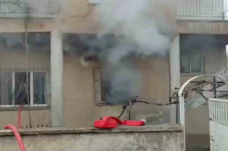 İtfaiyeci gaz sızdıran tüpü eliyle taşıyarak facianın önüne geçti