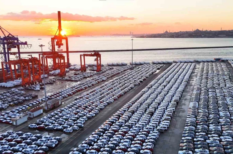 İthal otomobiller Haydarpaşa Limanı’nı doldurdu