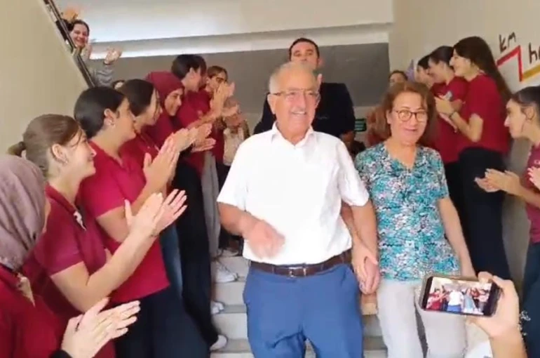 ‘İyi ki gençlere hizmet etmişim’ diyen 42 yıllık öğretmen, mesleğine öğrencilerinin alkışları içerisinde veda etti