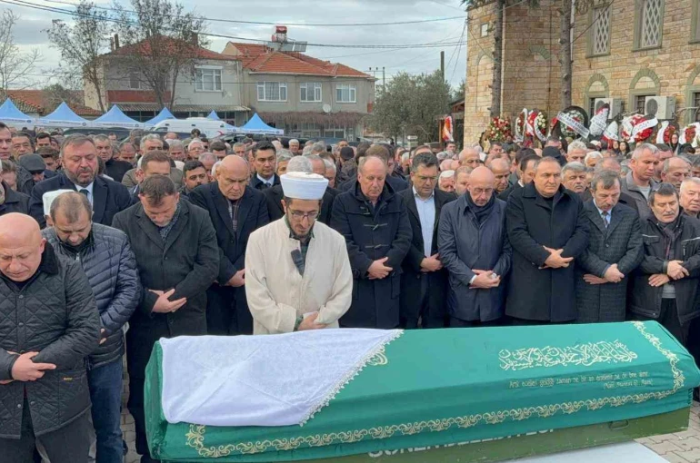 İYİ Partili Turhan Çömez annesini son yolculuğuna uğurladı