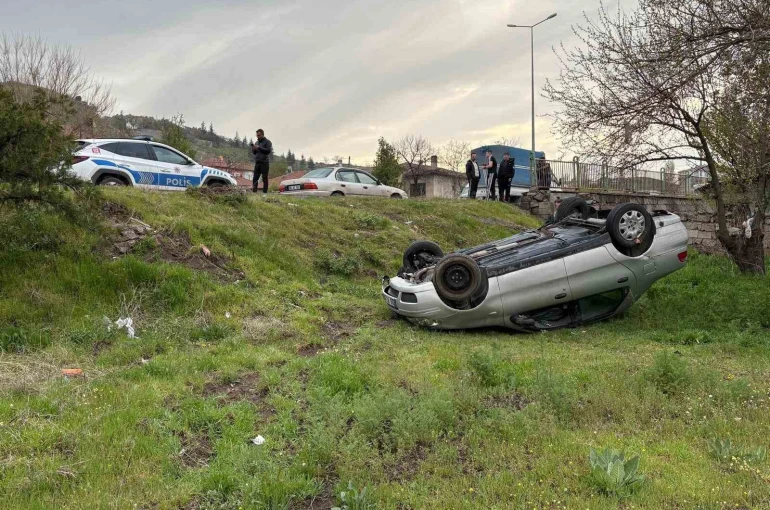 İzinsiz aldığı otomobille kaza yaptılar: 2 yaralı 