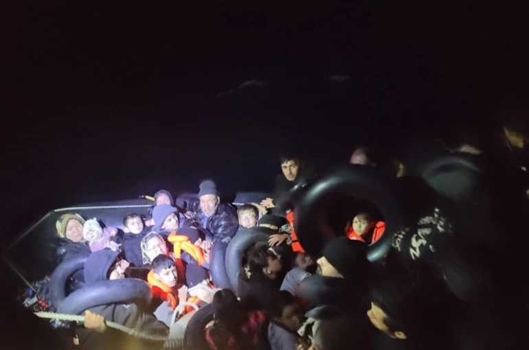İzmir açıklarında 14 göçmen kurtarıldı, 35 göçmen yakalandı