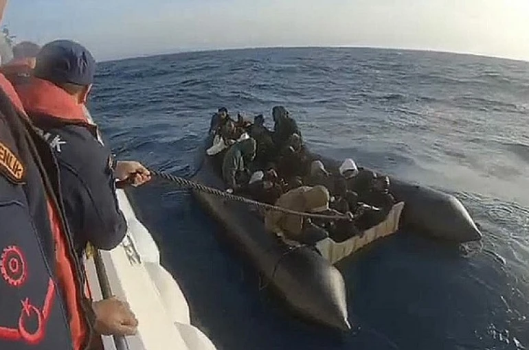 İzmir açıklarında 18 düzensiz göçmen yakalandı, 25 göçmen kurtarıldı 