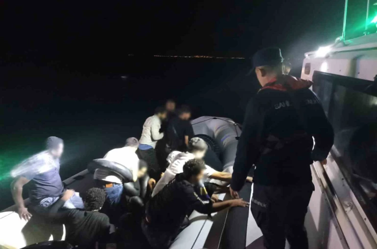 İzmir açıklarında 21 düzensiz göçmen yakalandı, 31 göçmen kurtarıldı