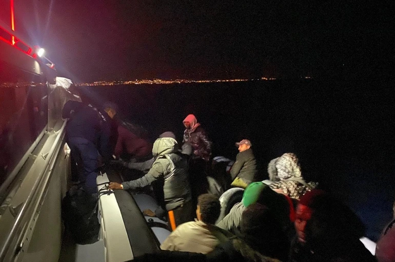 İzmir açıklarında 23 düzensiz göçmen yakalandı, 20 göçmen kurtarıldı 