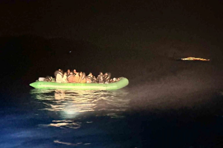 İzmir açıklarında 29 düzensiz göçmen yakalandı