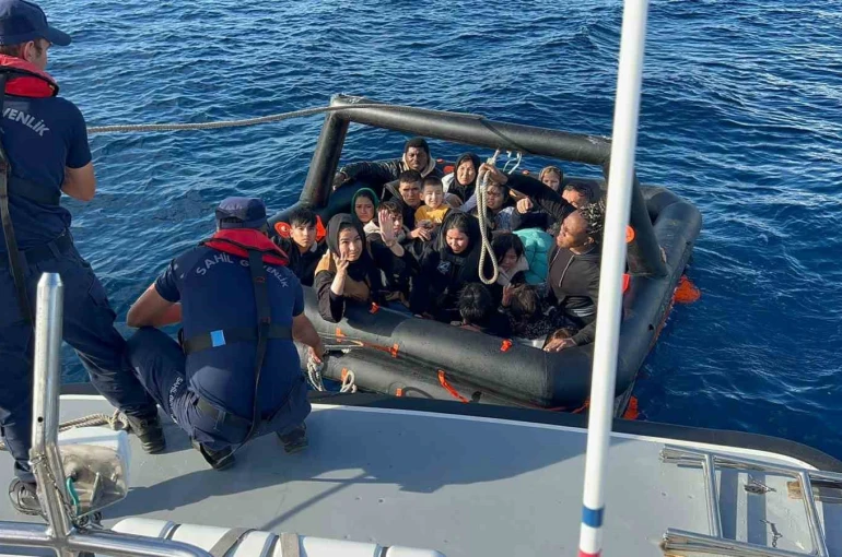 İzmir açıklarında 85 düzensiz göçmen kurtarıldı, 73 göçmen yakalandı 