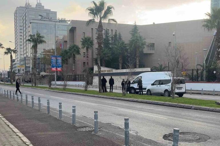İzmir Adliyesi önünde şüpheli paket paniği