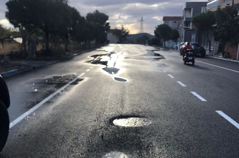 İzmir Büyükşehir’in Helvacı asfaltı 11 günde çöktü