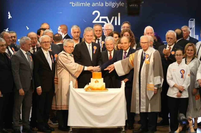 İzmir Ekonomi Üniversitesi’nde 25’inci yıla coşkulu kutlama 