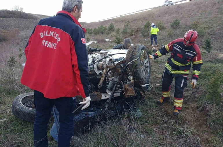İzmir-İstanbul Otoyolu’nda feci kaza: Otomobil şarampole yuvarlandı 