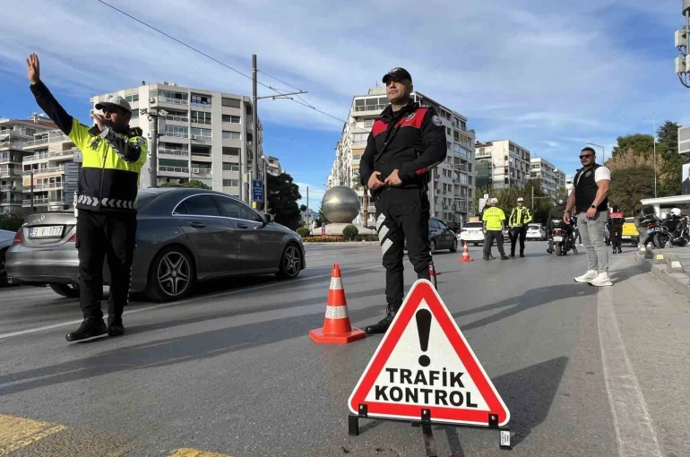İzmir Konak’ta 30 farklı noktada dar alan uygulaması: 258 araca ceza kesildi