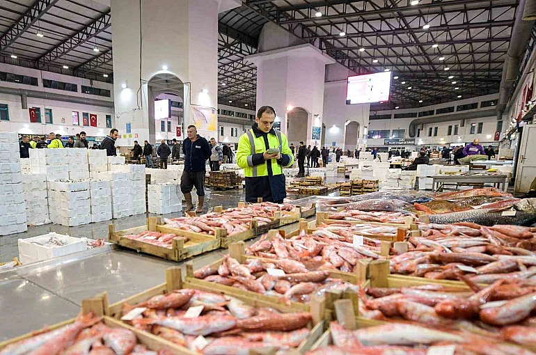 İzmir Su Ürünleri Hali 51 bin tonla rekor kırdı 