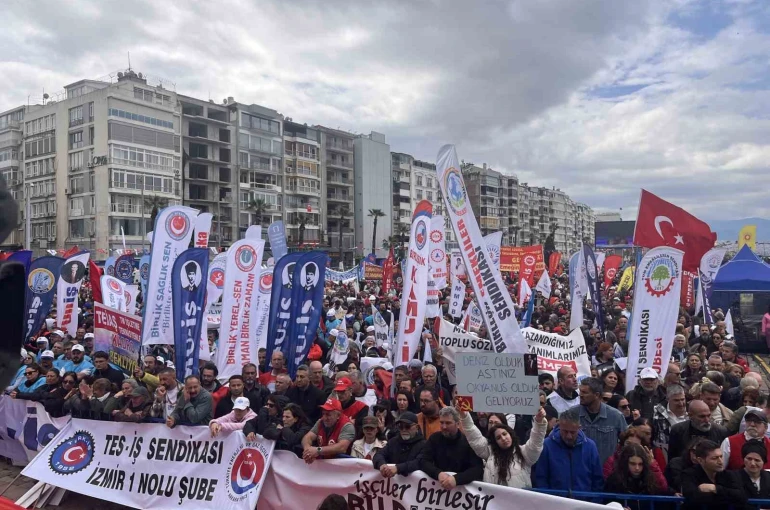 İzmir’de 1 Mayıs coşkuyla kutlandı 