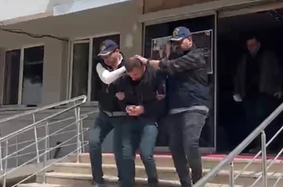 İzmir’de 10 ayrı suçtan aranan firari hükümlü operasyonla yakalandı 