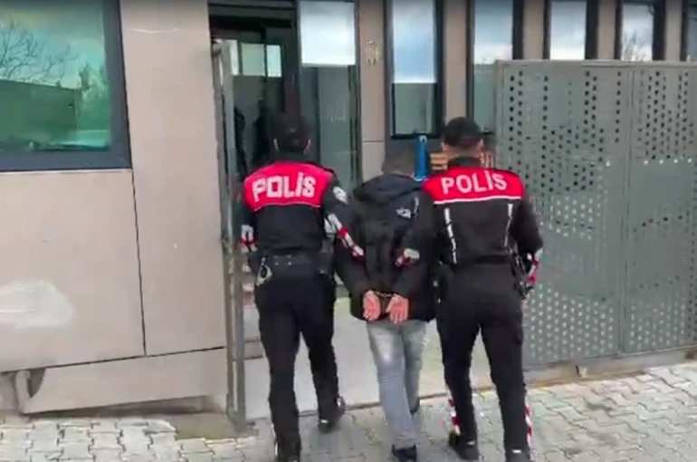 İzmir’de 17 yıl hapisle aranan firariyi ’Yunuslar’ yakaladı 