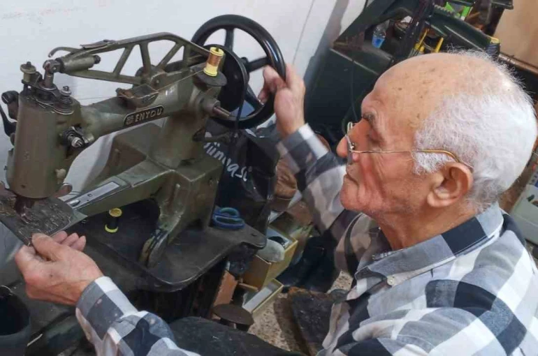 İzmir’de 60 yıllık ayakkabı ustası teknolojiye karşı direniyor