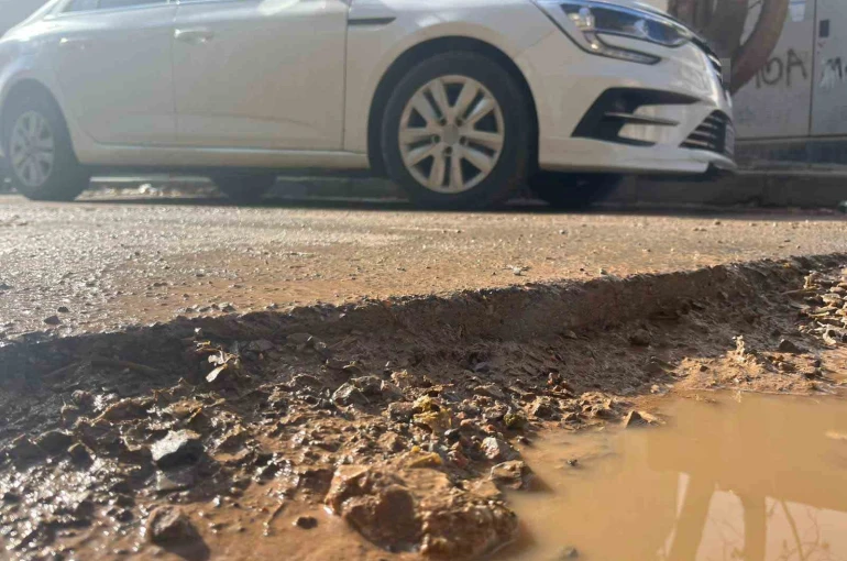 İzmir’de altyapı çalışmaları yolları köstebek yuvasına çevirdi 