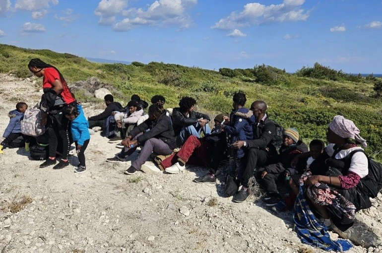 İzmir’de arızalanan botla denizde sürüklenen 26 düzensiz göçmen kurtarıldı
