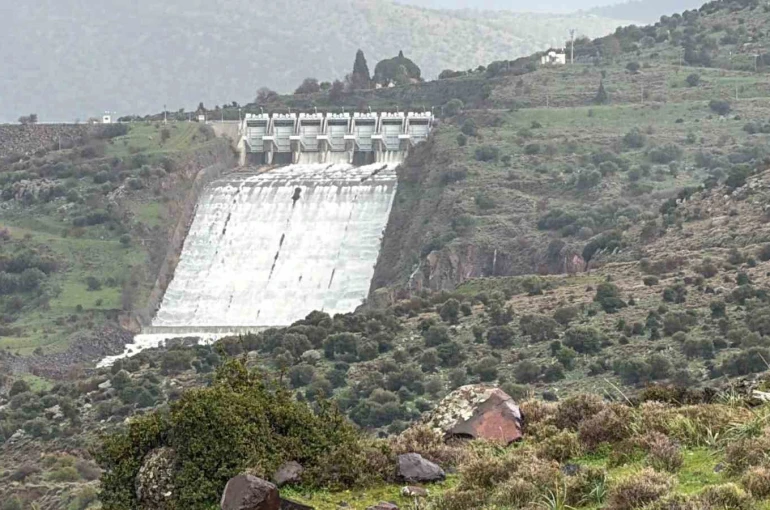 İzmir’de aşırı yağışlar sonrası barajlardan kontrollü su bırakılıyor 