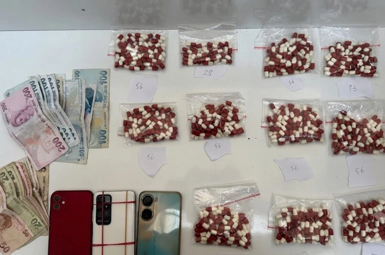 İzmir’de binlerce uyuşturucu ele geçirildi: 74 tutuklama
