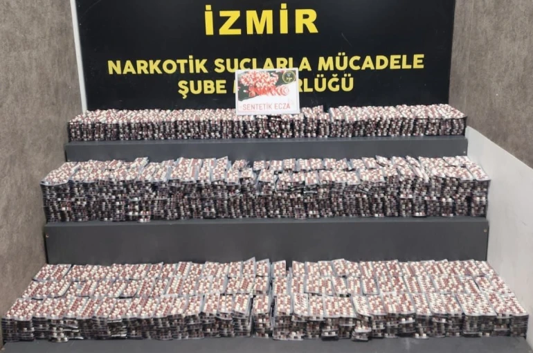 İzmir’de binlerce uyuşturucu hap ve kokain ele geçirildi