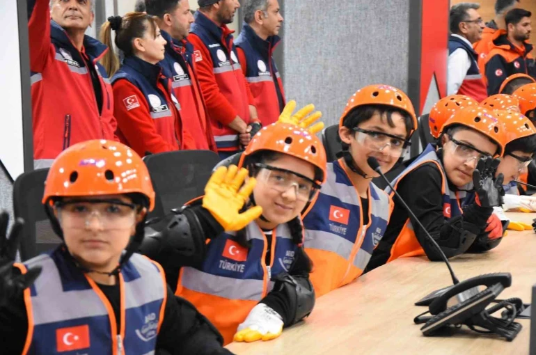 İzmir’de çocuklar 23 Nisan etkinliklerinde kriz yönetiminin başına geçti 