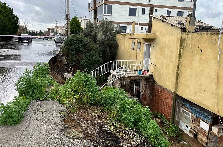 İzmir’de evin istinat duvarı çöktü: 3 kişi tahliye edildi 