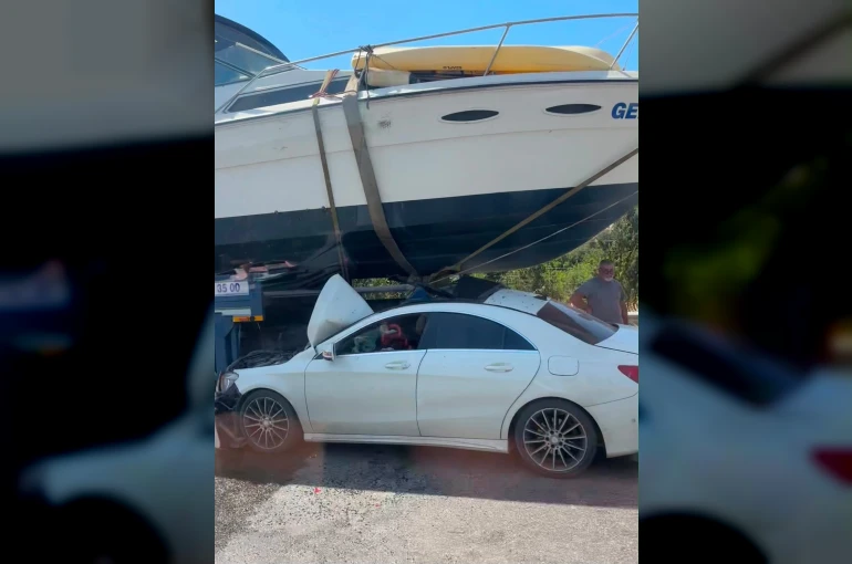 İzmir’de ilginç kaza: Otomobil tekneyle çarpıştı 