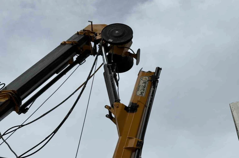 İzmir’de inşaat kulübesinin üzerine vinç düştü: 3 işçi yaralandı