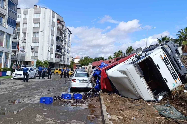 İzmir’de kontrolden çıkan tırın 2 aracı ezdiği anlar kamerada
