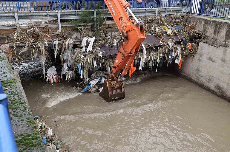 İzmir’de kuvvetli yağış alarmı: Bin 310 personel, 342 araç ve 200 pompa ile sahada 