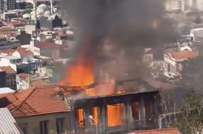 İzmir’de metruk binada yangın 