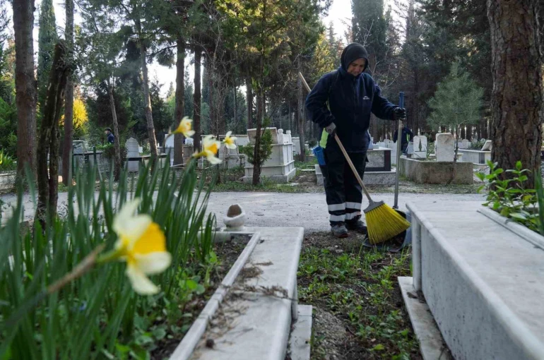 İzmir’de mezarlıklar Ramazan Bayramı’na hazırlanıyor